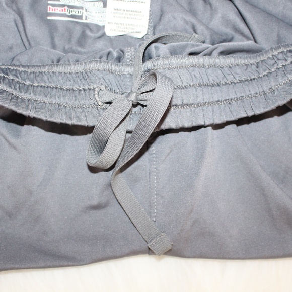 Under Armour, gray Loose heatGear shorts Youth XL - Picture 6 of 7